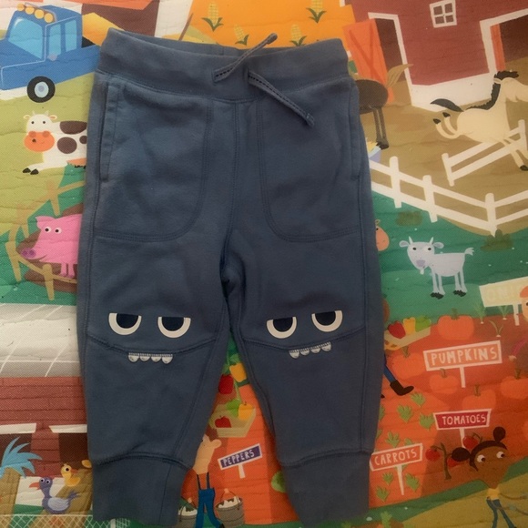 Gap outfit with reinforced monster knee joggers - Picture 3 of 5